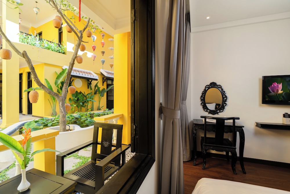 Lantern Boutique Hoi An 56/74