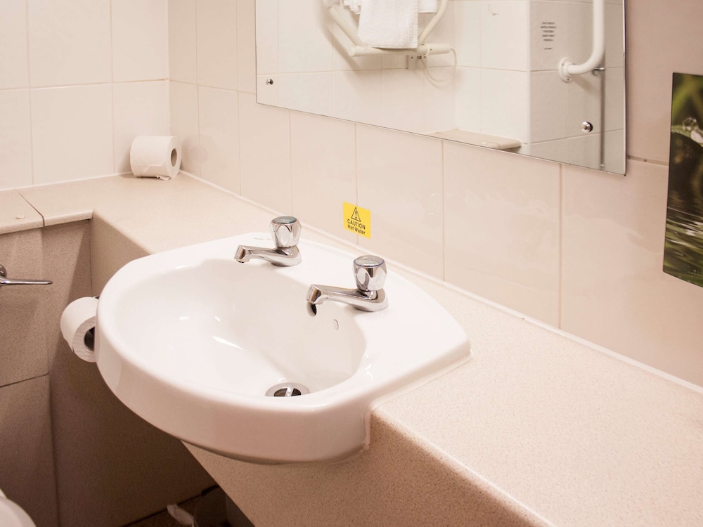 ibis Wakefield East Castleford 41/45