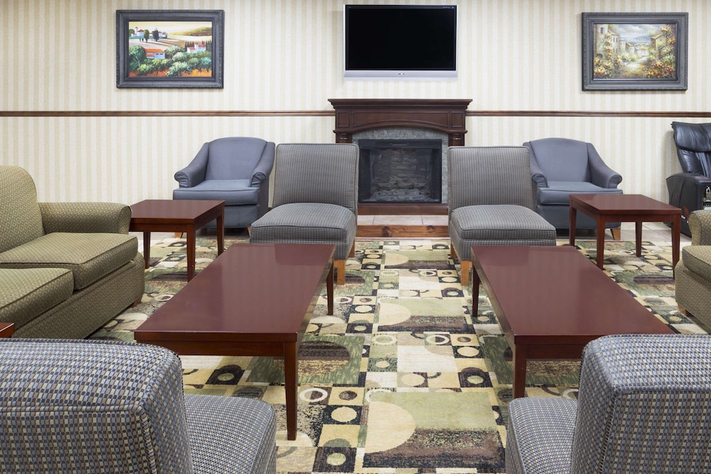 Days Inn by Wyndham Columbus-North Fort Moore 22/25