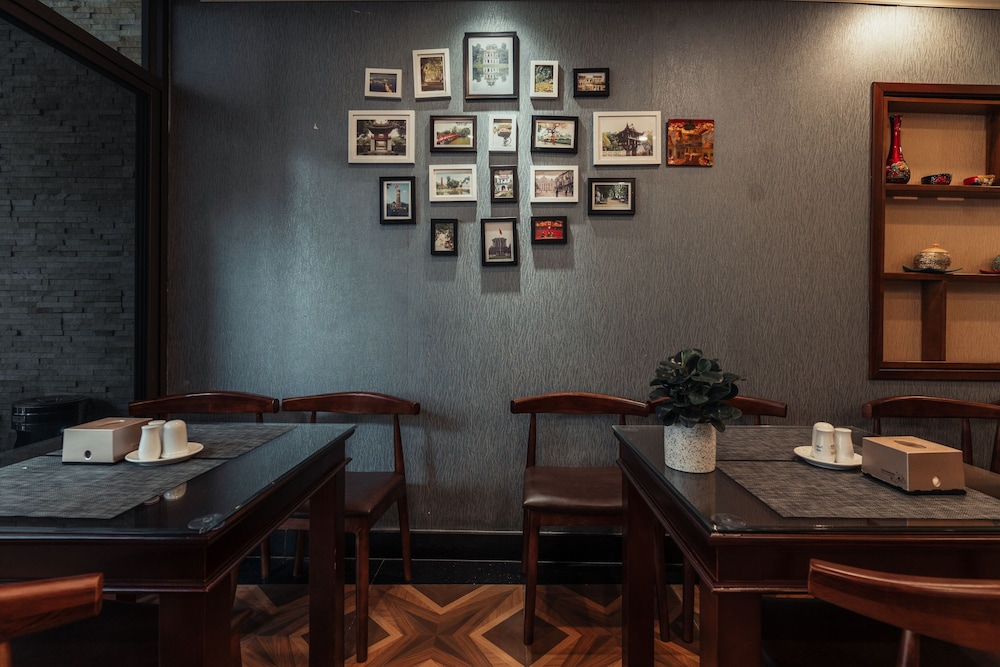Le Foyer Hotel 49/56