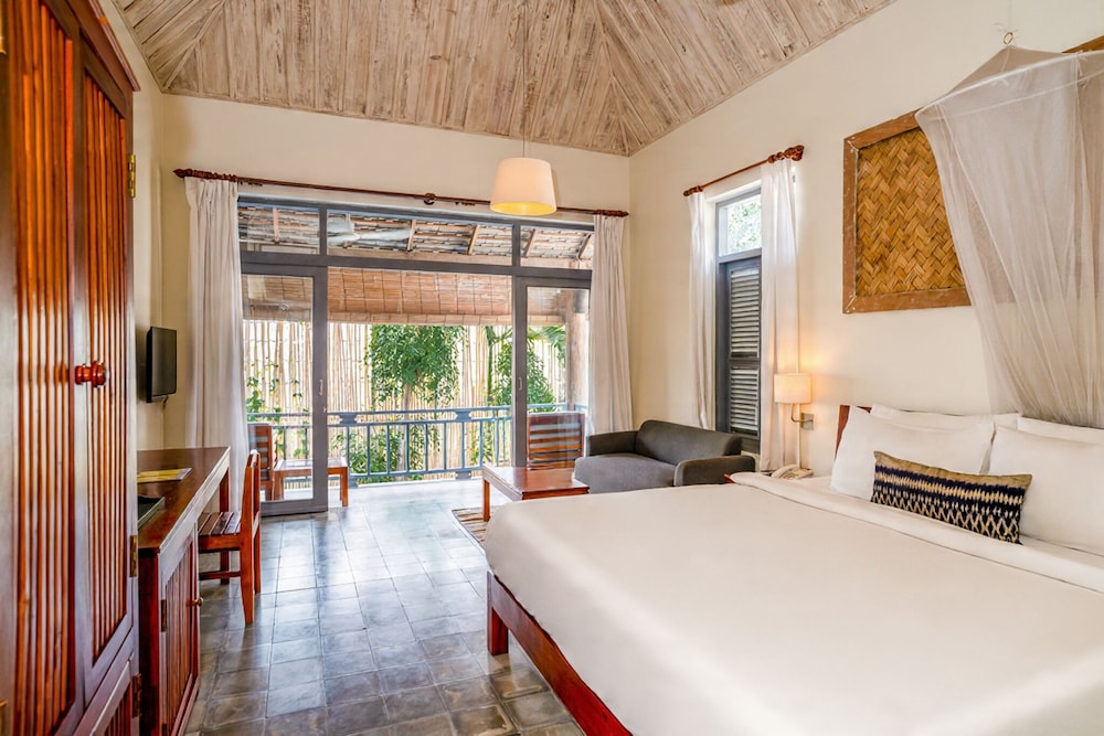 DELUXE, DOUBLE OR TWIN BED, POOL VIEW