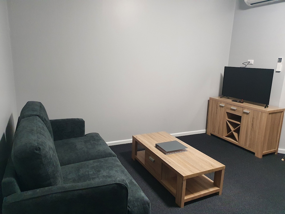 CAPITAL EXECUTIVE APARTMENT HOTEL 26/32