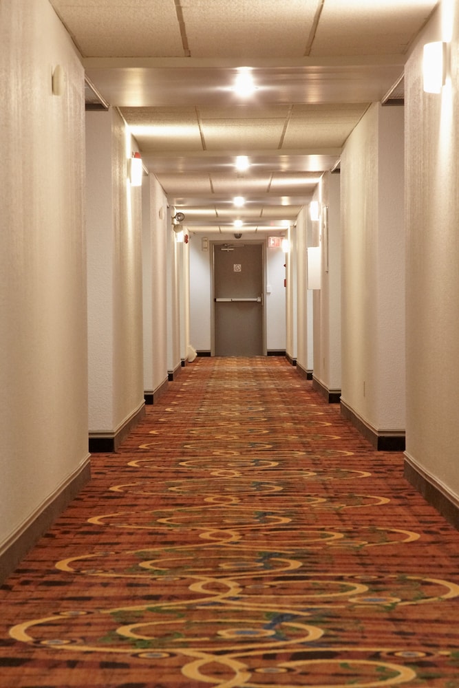 Colonial Square Inn And Suites 17/25