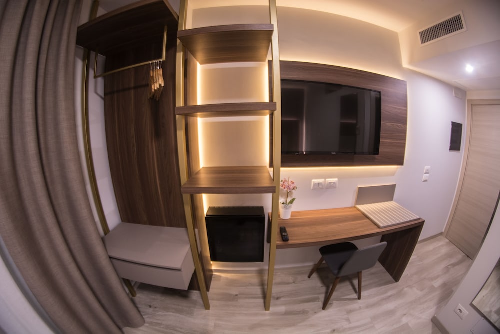 8 Room Hotel 64/80