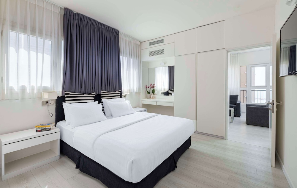 SUITE, QUEEN BED, KITCHENETTE
