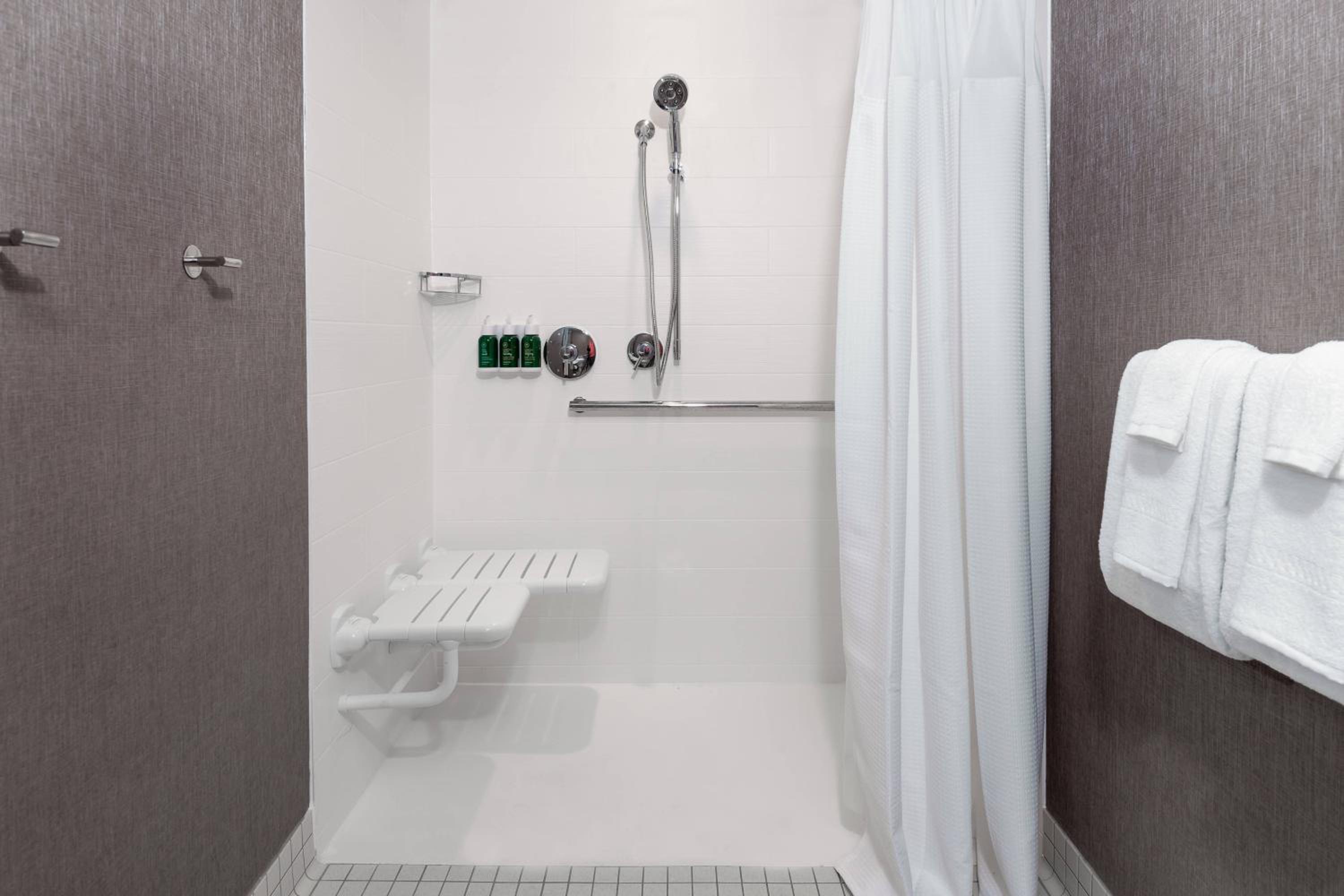 جناح بسرير كينج مع سرير سحّاب إضافي لذوي الإعاقة، SpringHill Suites by Marriott Lakeland 6/10