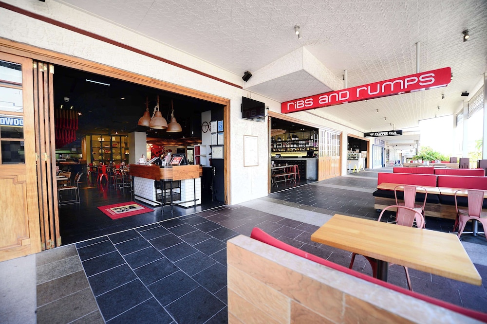 Oaks Gladstone Grand Hotel 64/72