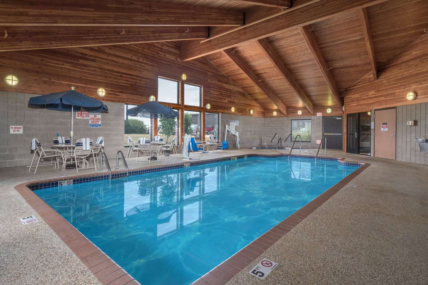 AmericInn by Wyndham Fort Dodge 21/32