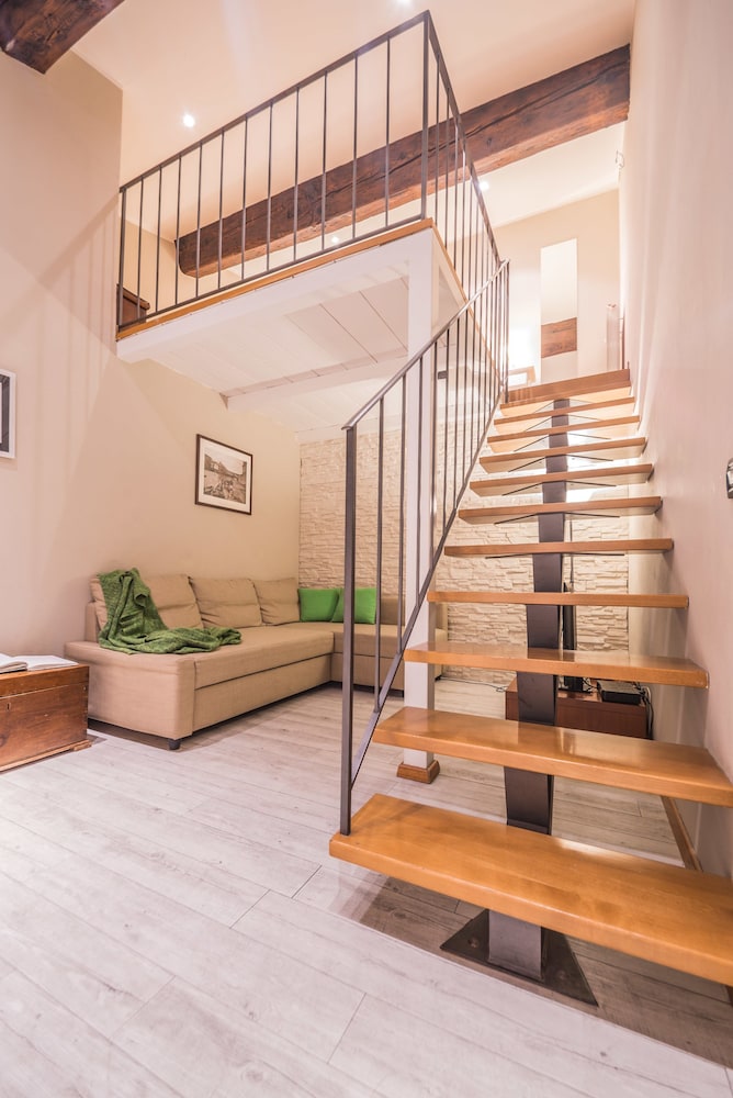 A Few Steps to The Duomo Upscale 2BD Apt 17/24