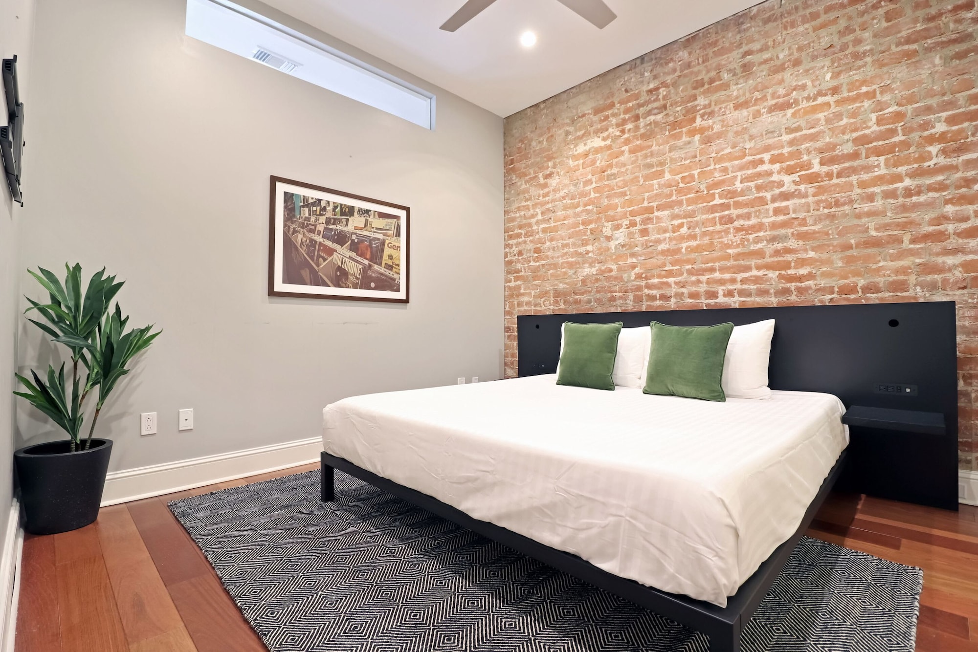 2 Bedrooms, 2 Queen Beds, 2 Bathrooms, Sofa، Factors Row by Sextant 4/10