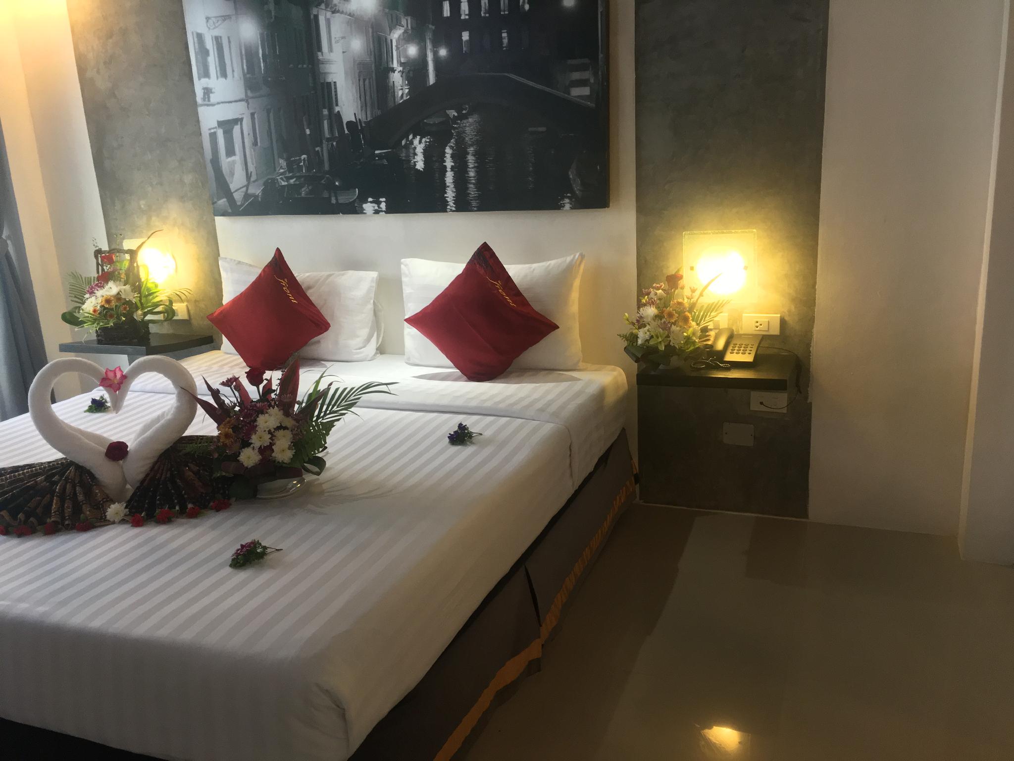 Art, Studio, King Bed، The Front Hotel And Apartment 2/2