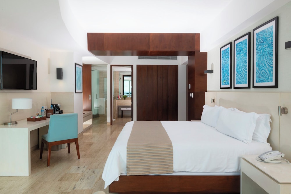 ALTITUDE, SUITE, PARTIAL VIEW, CORNER