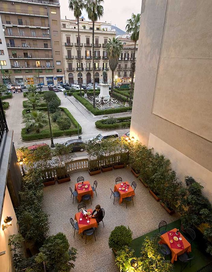 Joli Hotel 49/50
