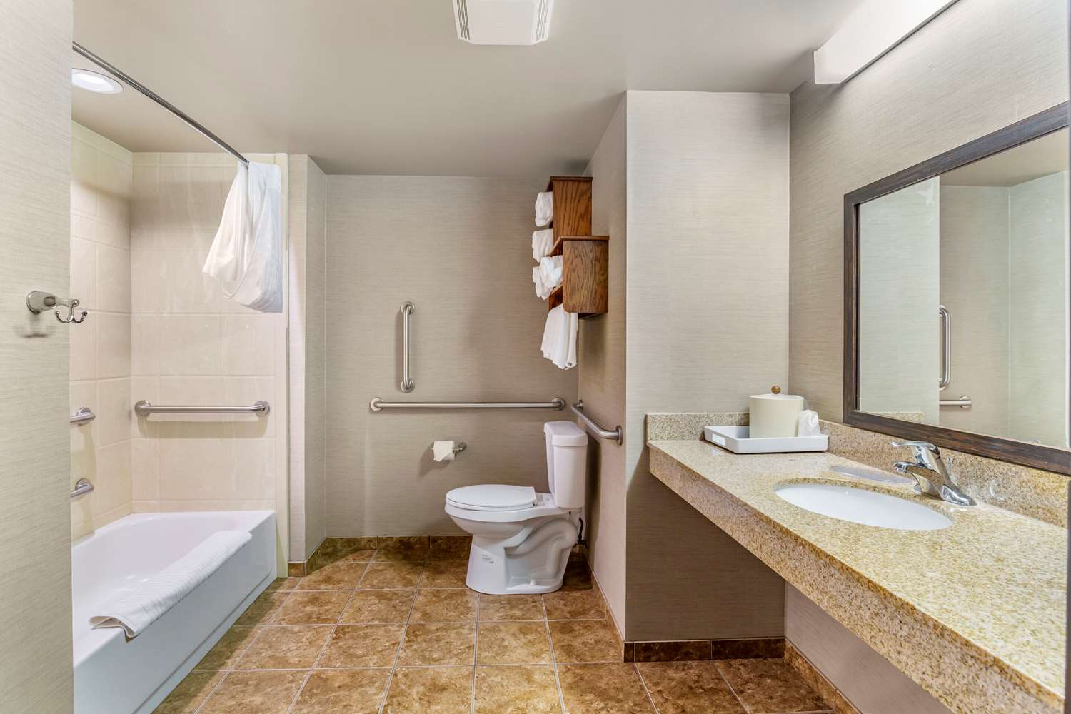 room, 2 queen beds, accessible