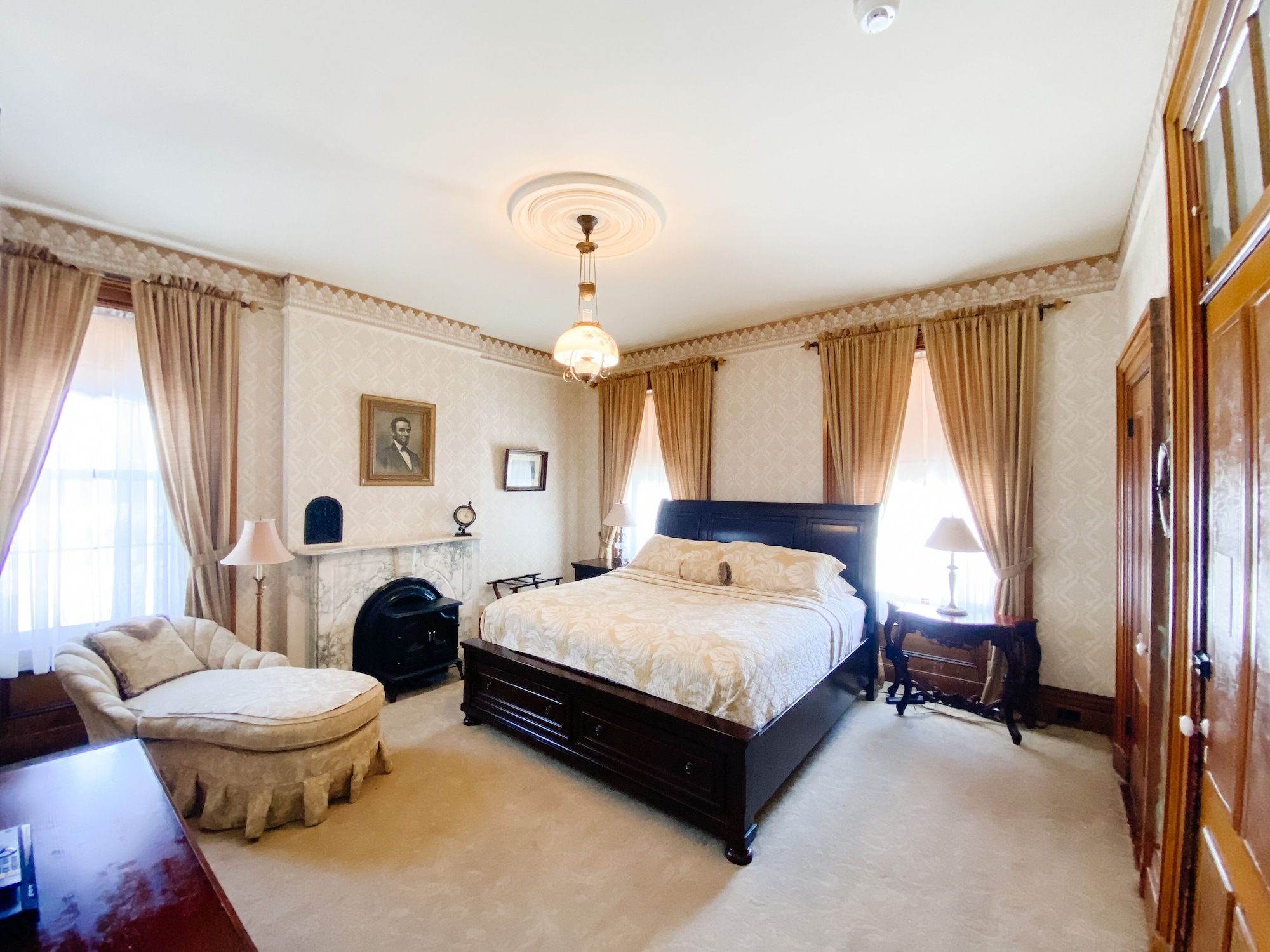 Lincoln, King Bed