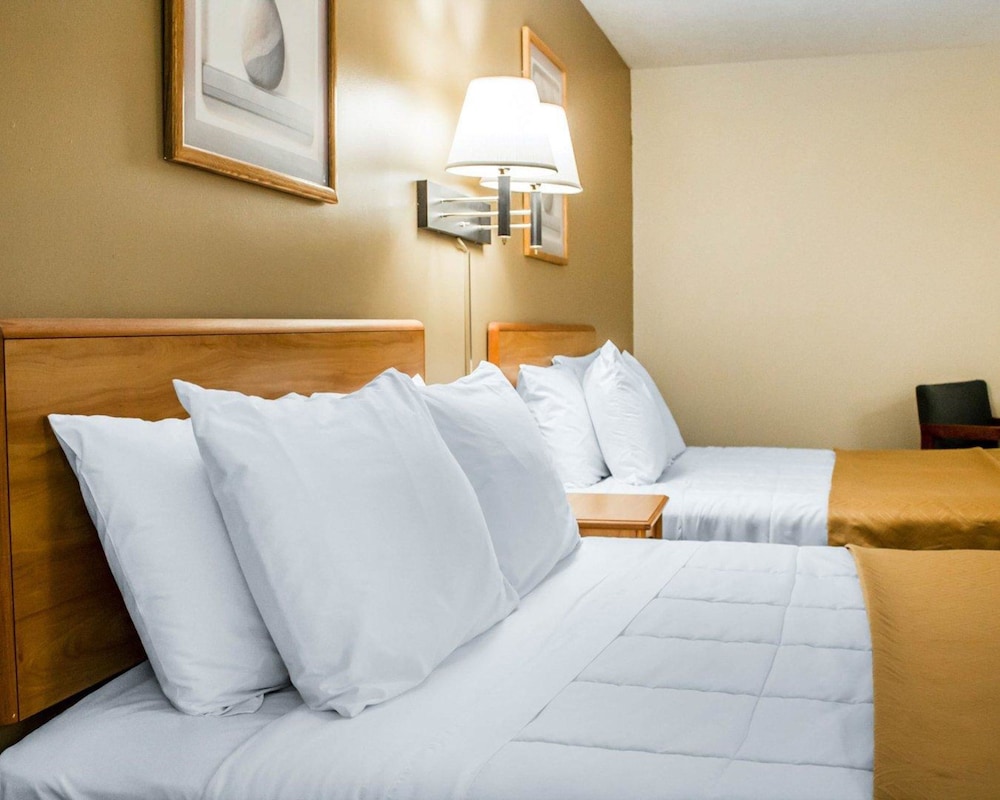Econo Lodge Elkhart North 17/27