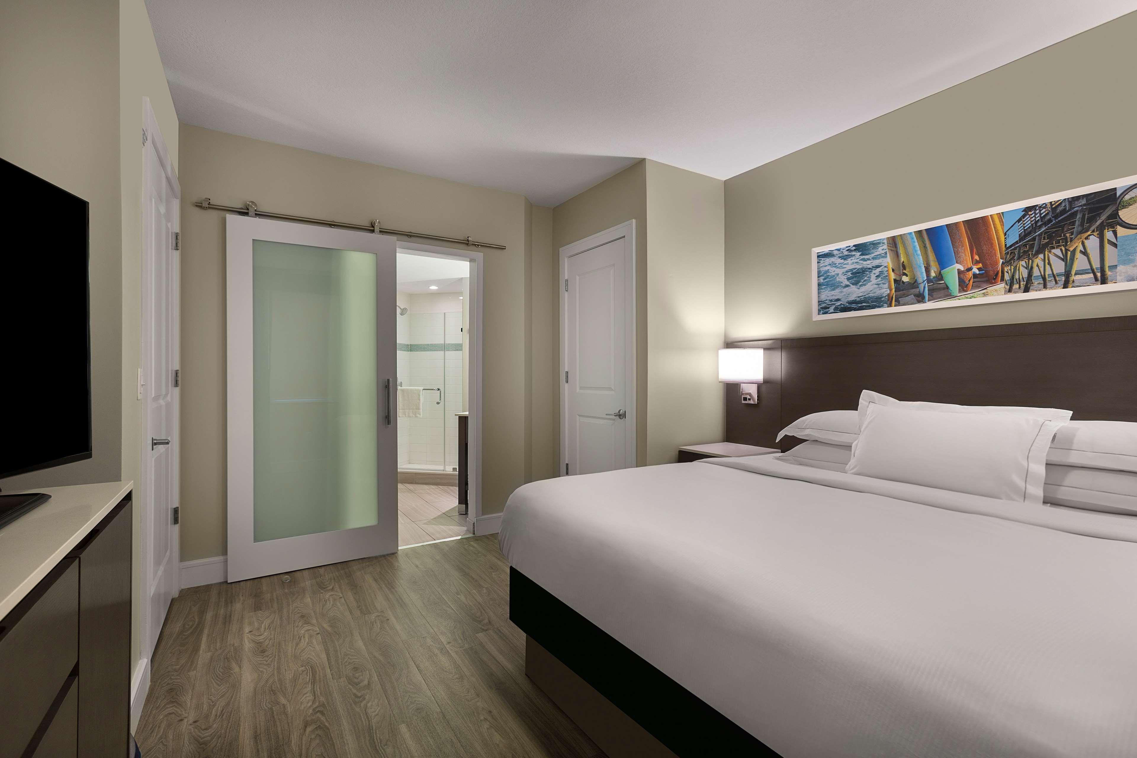 1 BEDROOM, SUITE, KING BED, SOFA