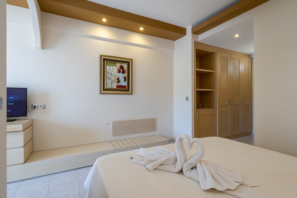 Kamari Plus Hotel 11/49