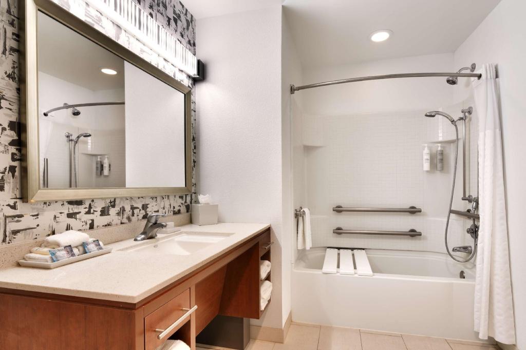 جناح بسريرين كوين مع أريكة لذوي الإعاقة، Home2 Suites By Hilton Houston/Katy 3/5