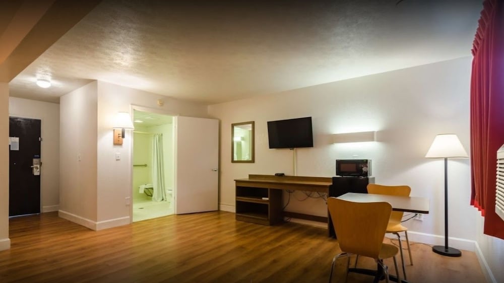 Rodeway Inn Emporia 17/21