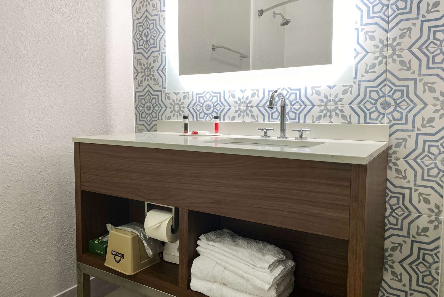 Days Inn & Suites by Wyndham Peachtree Corners/Norcross 4/22