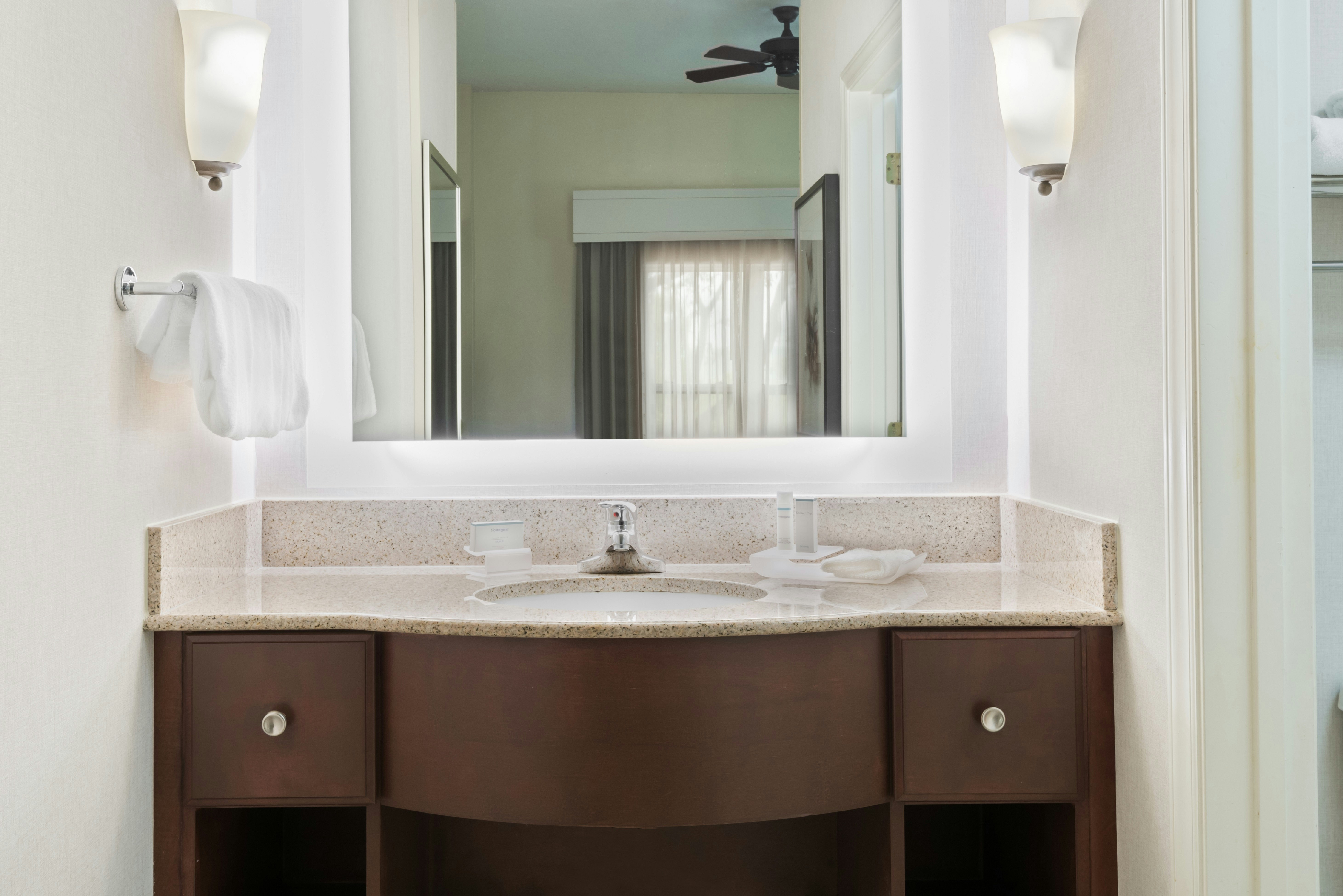 1 BEDROOM, SUITE, KING BED