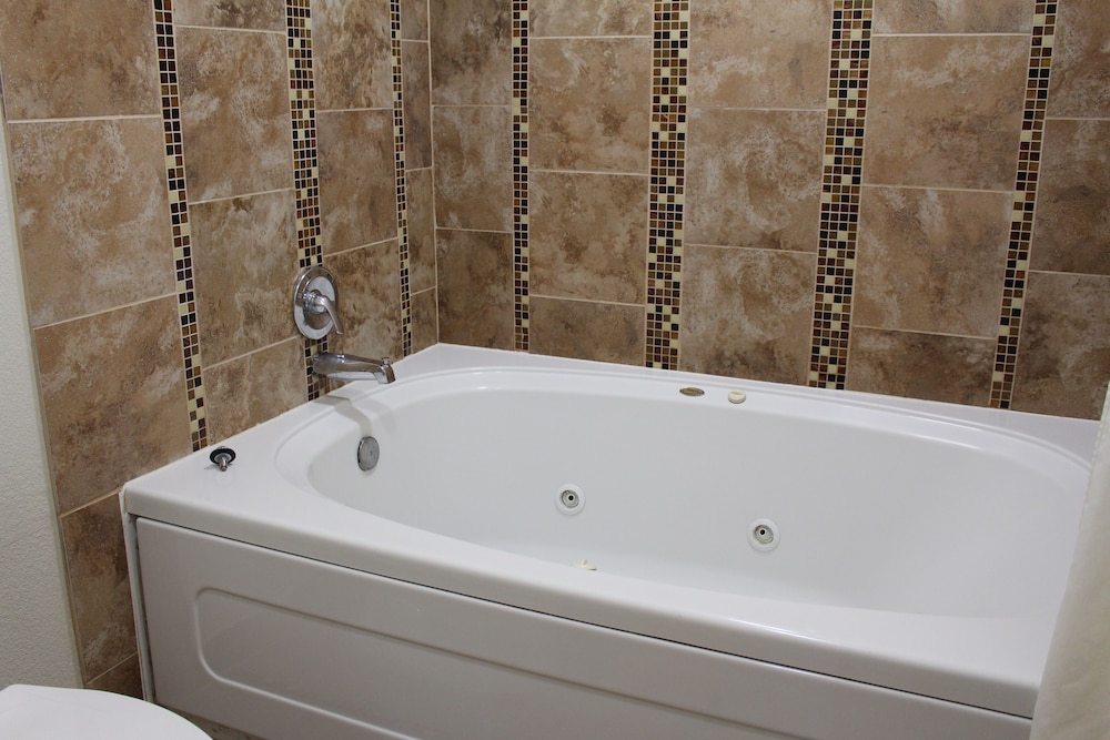 Upper Lake Inn & Suites 24/28