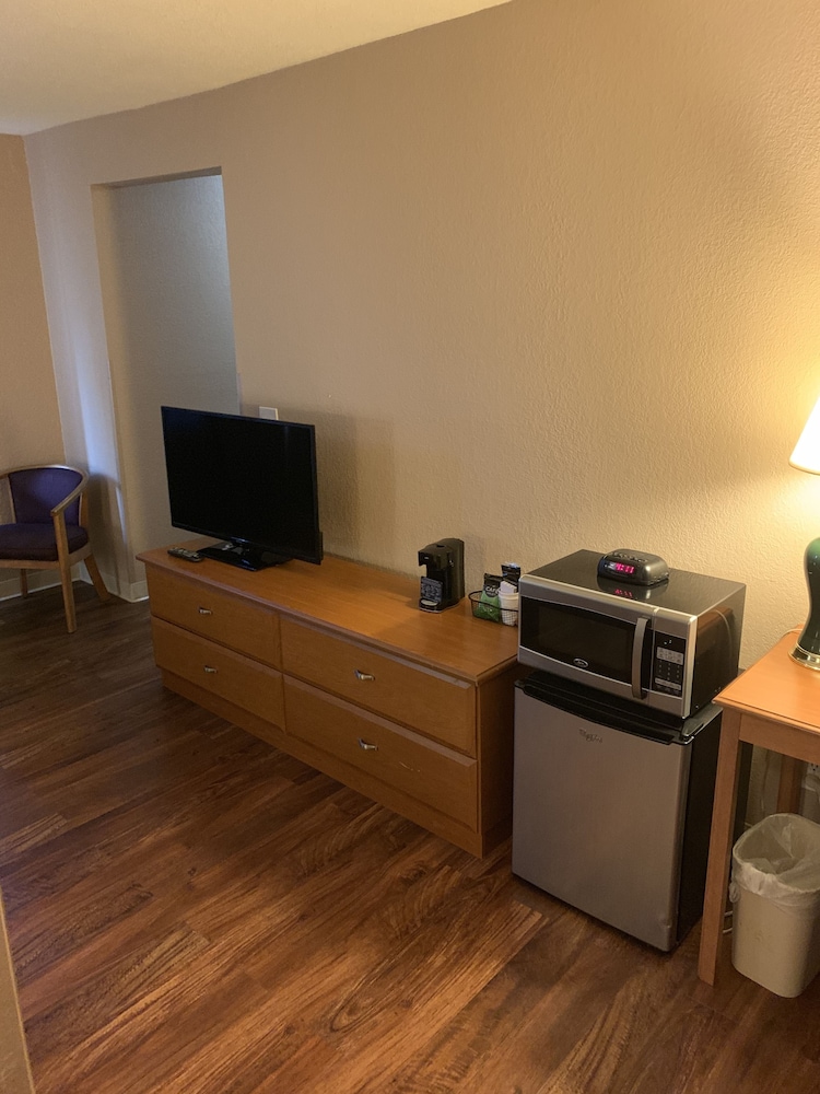 Super 8 By Wyndham Kingston 18/21