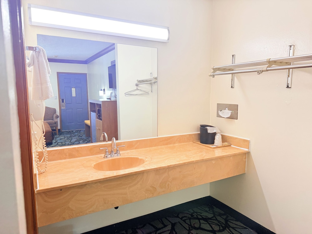 Economy Inn - Akron 54/57