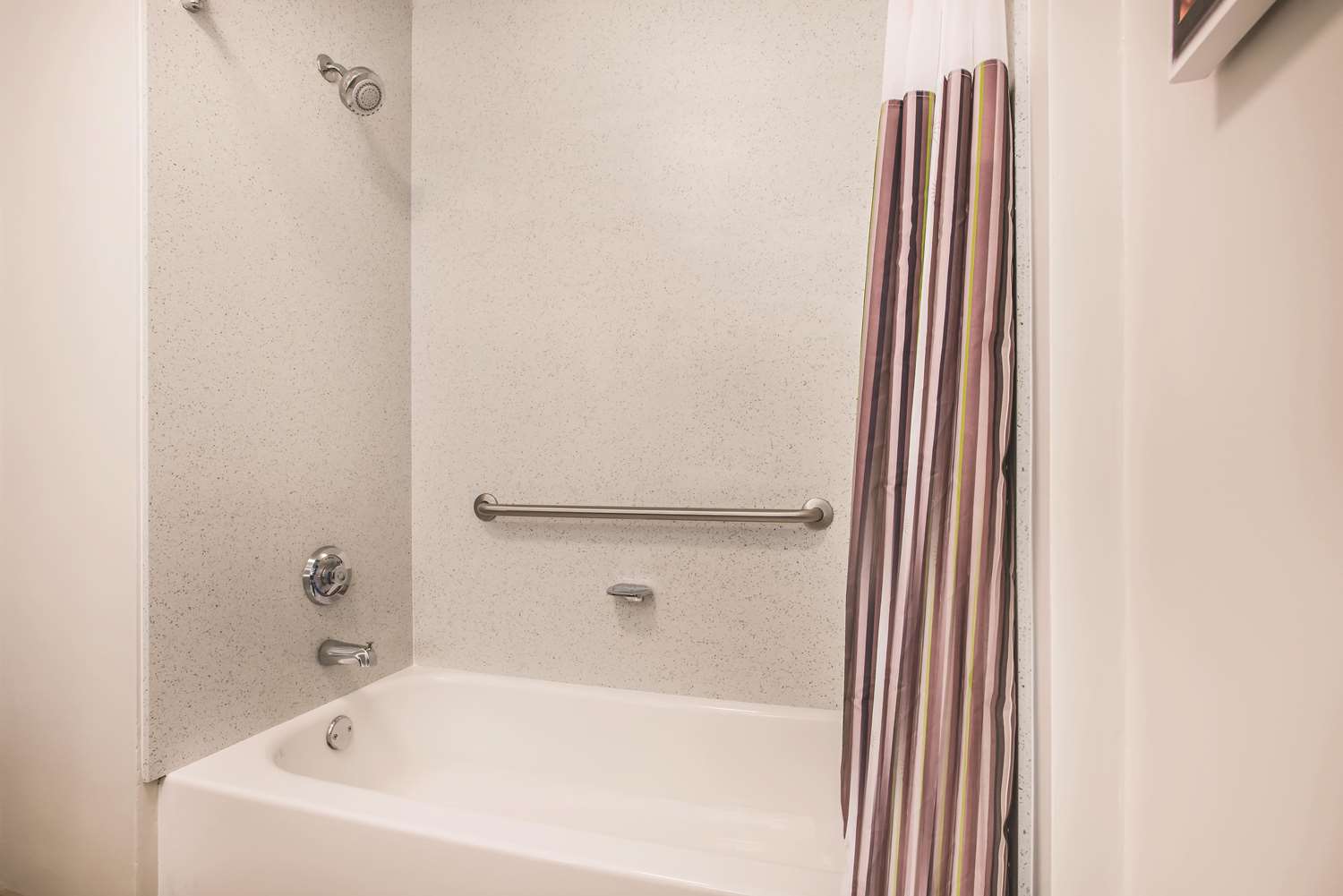 La Quinta Inn & Suites by Wyndham Chambersburg 16/17