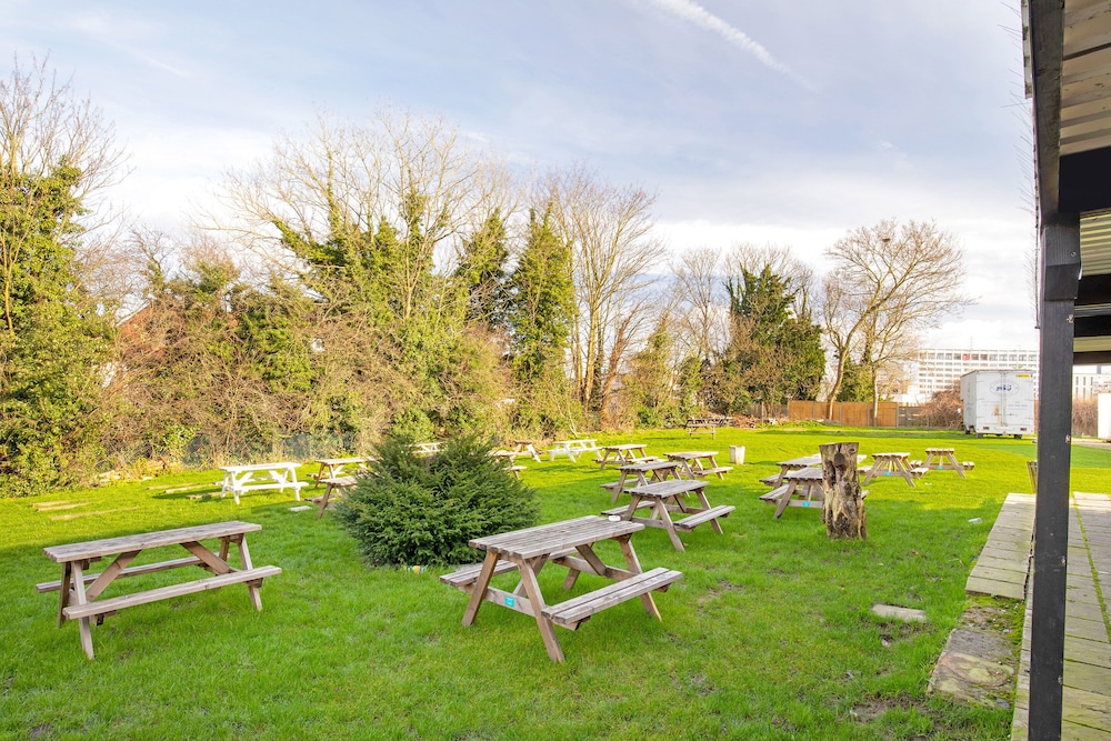 OYO The Green Man Pub and Hotel 39/45