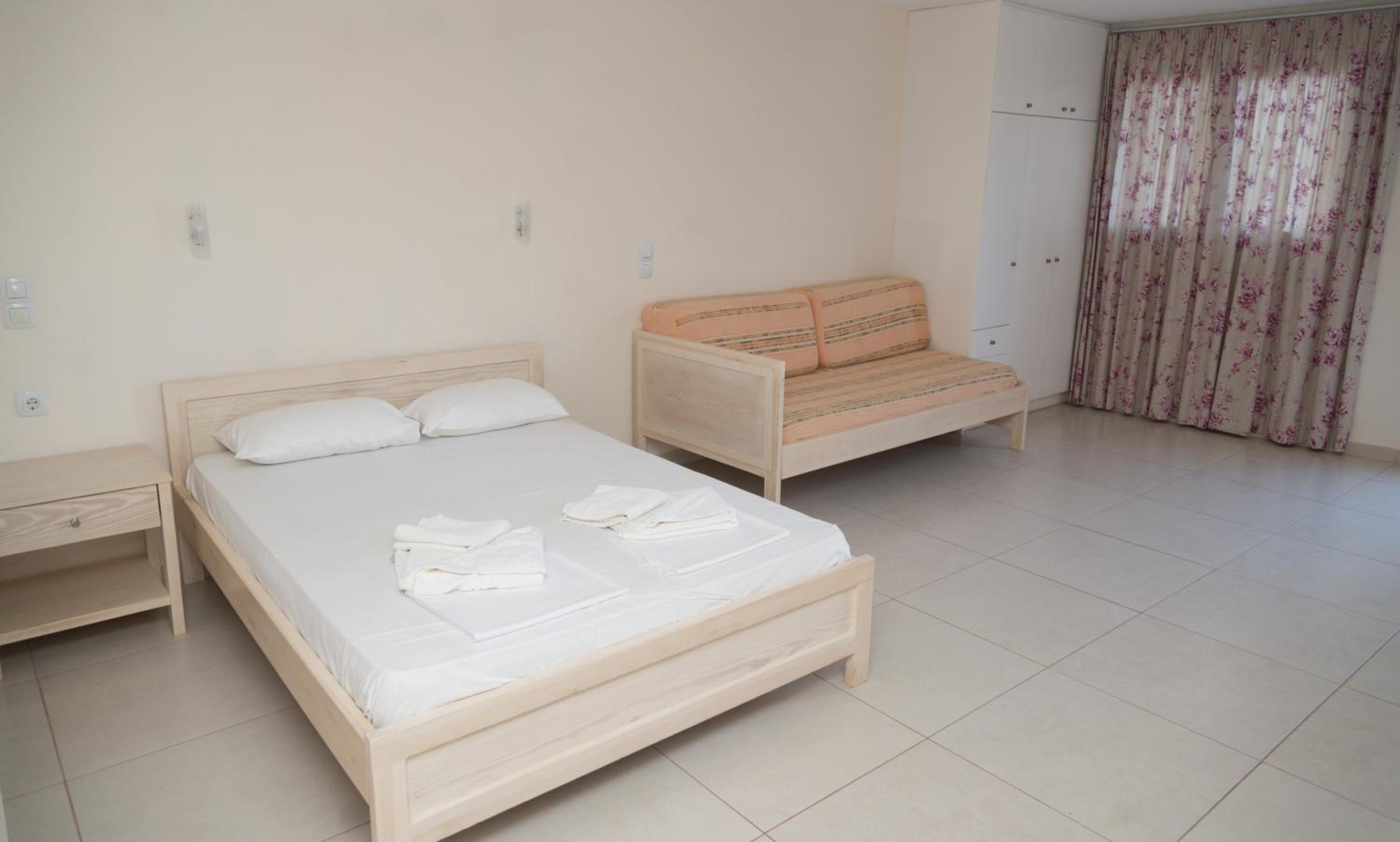 Sunset Studios Apartments 19/50