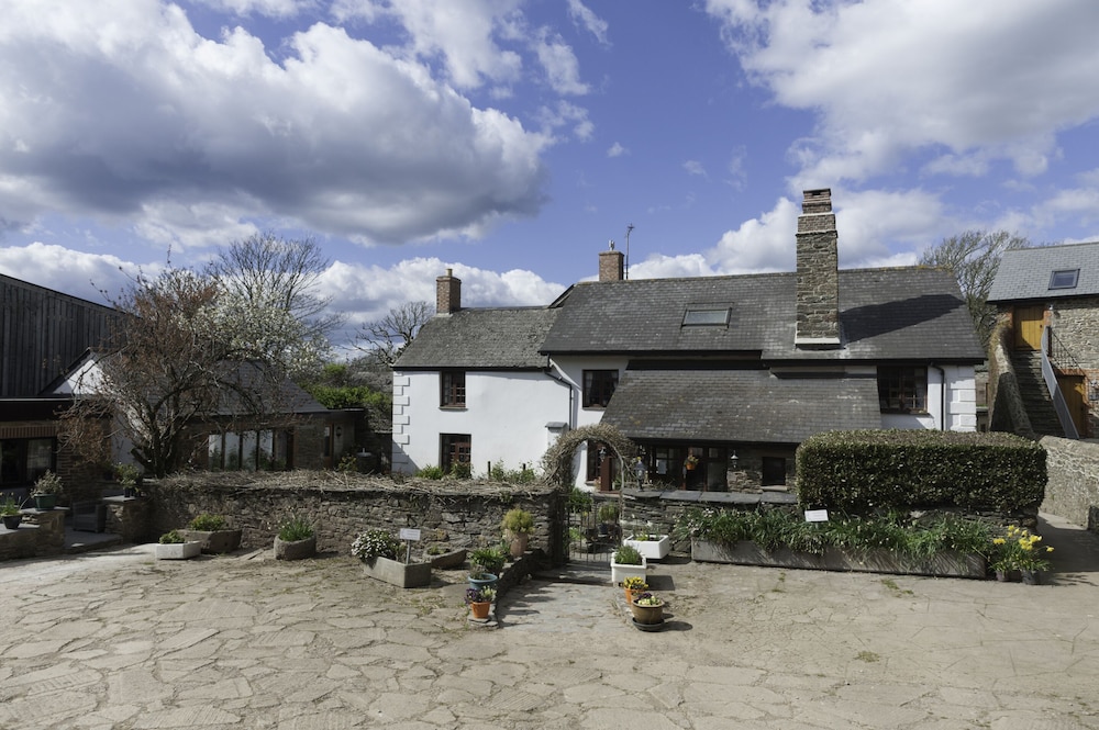 Burton Farmhouse 17/21