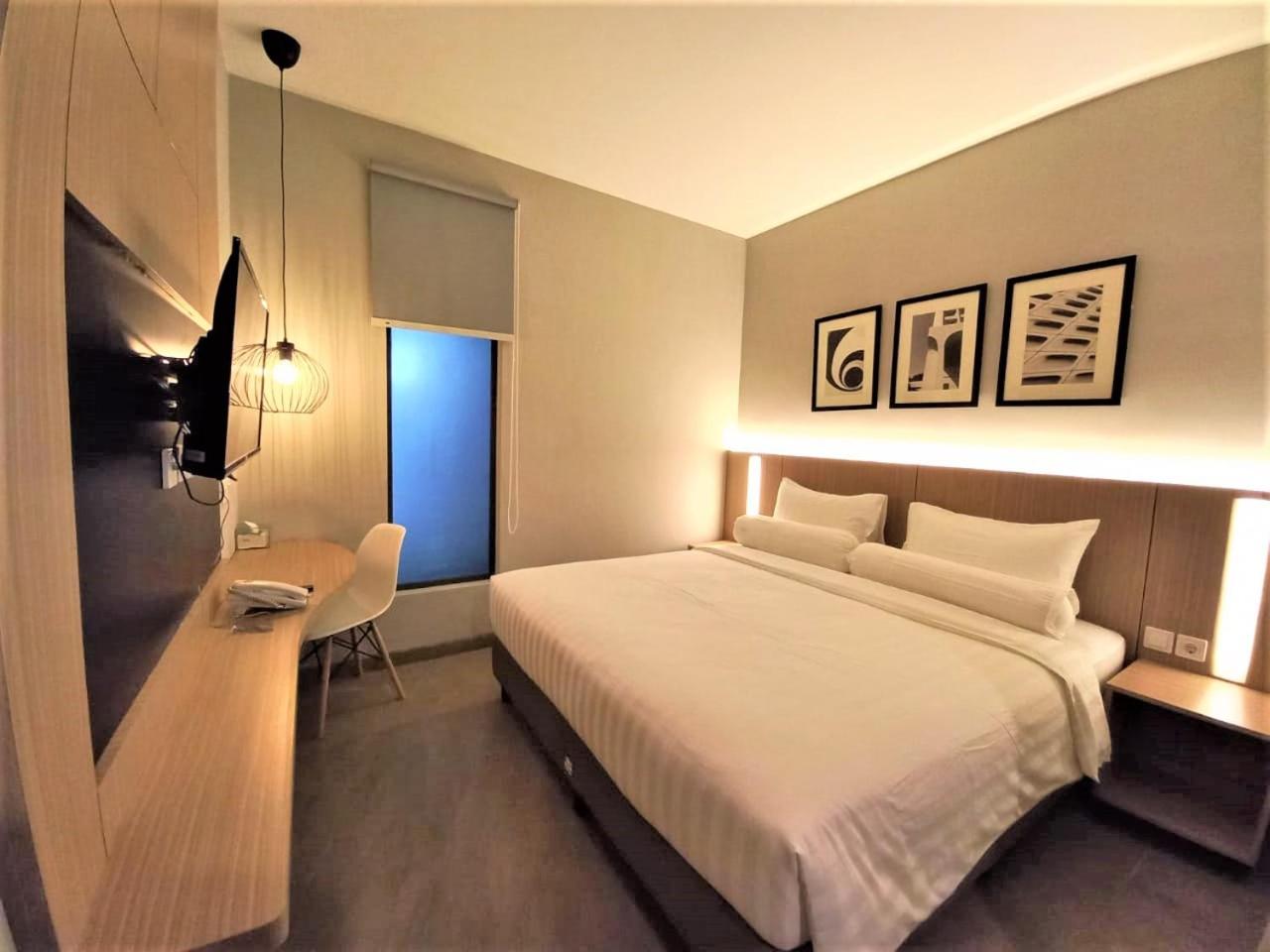 Front One King Hotel Tuban 28/68