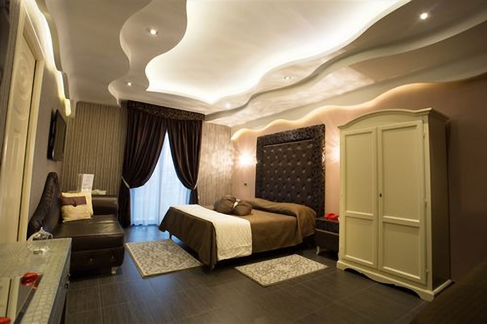 SUITE, HOT TUB