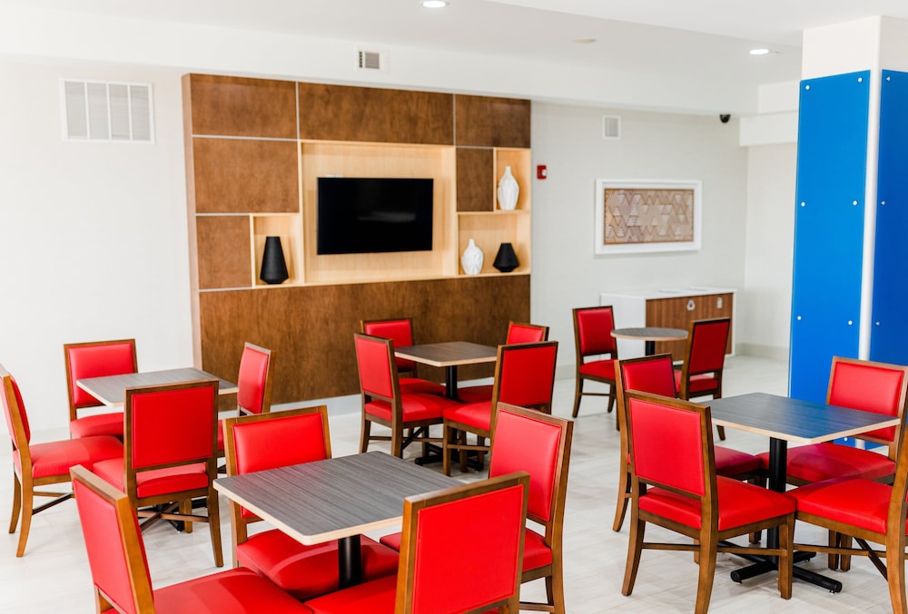Holiday Inn Express Hotel and Suites Greenville 55/64
