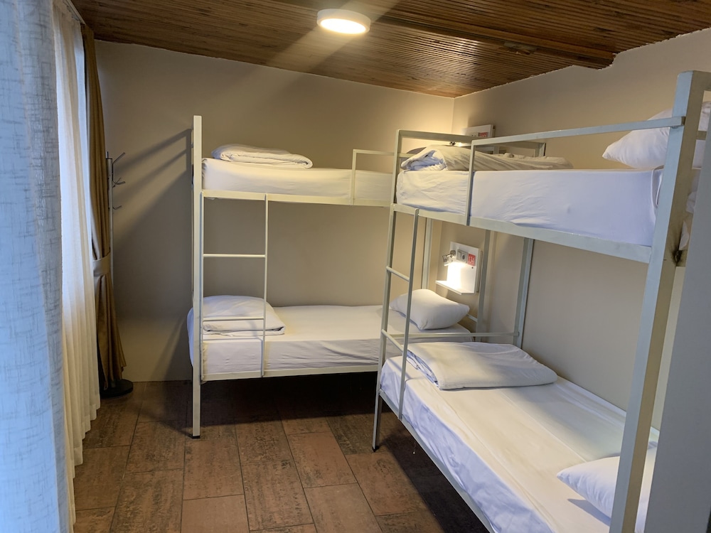 Antique Hostel 49/50