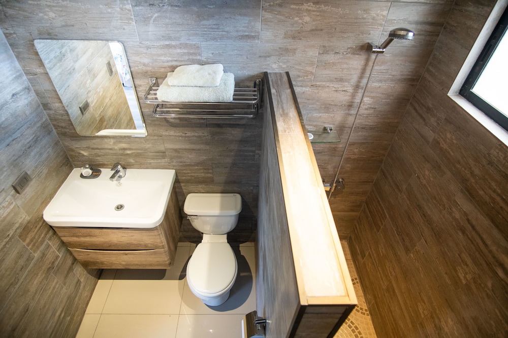 Inaki Uhi Hotel 50/50