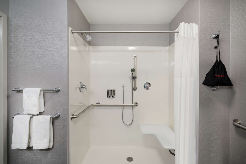 Hampton Inn And Suites Roanoke Airport 18/49