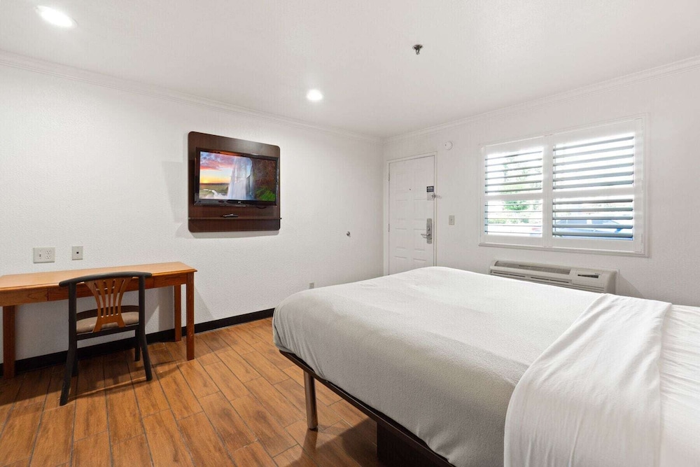 DELUXE, KING BED