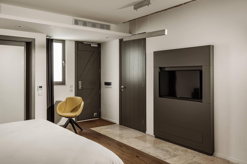 19 Rooms 15/71