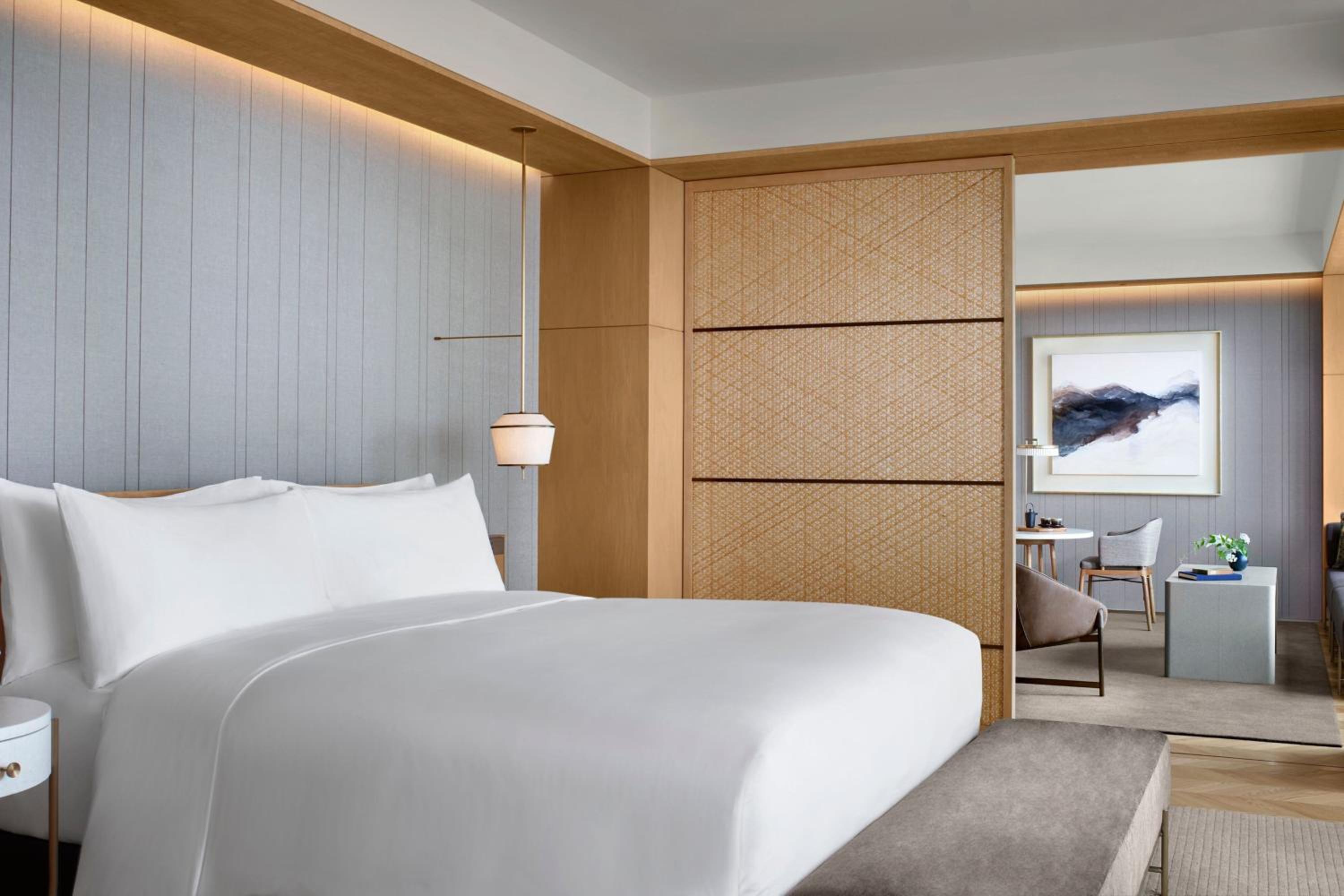 1 Bedroom, Deluxe, Suite, King Bed, Club Lounge Access
