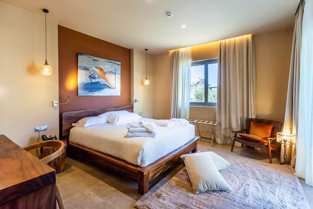 EXECUTIVE, SUITE, PRIVATE POOL