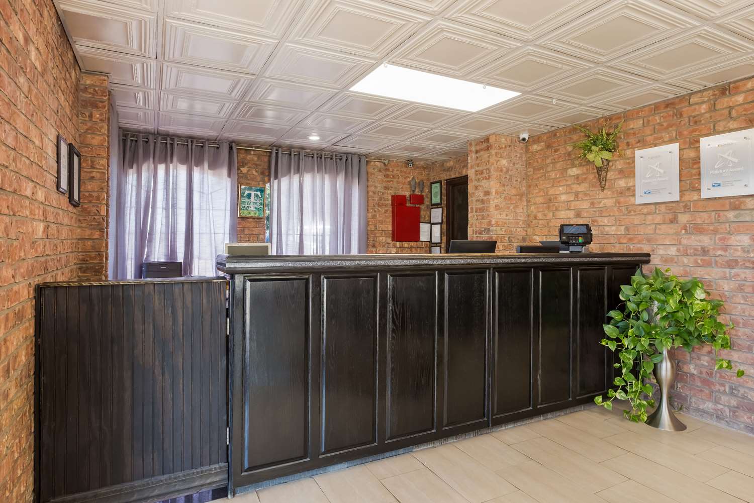 Rodeway Inn Branson, Brick House 6/35