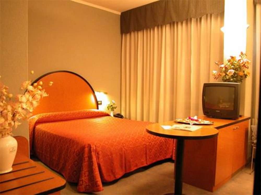 ROOM, QUADRUPLE
