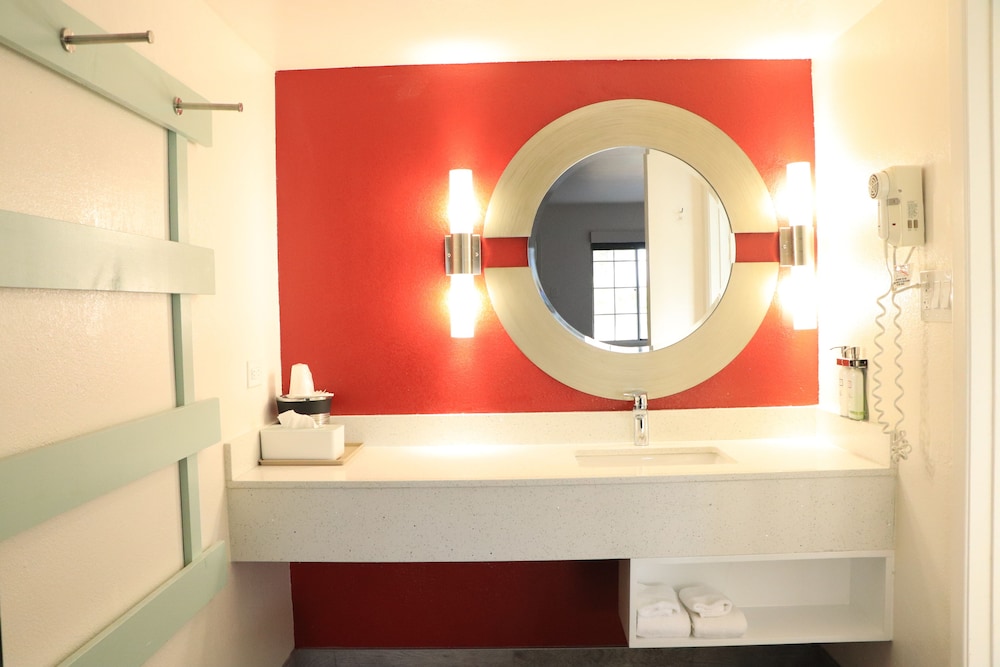 University Inn 26/40