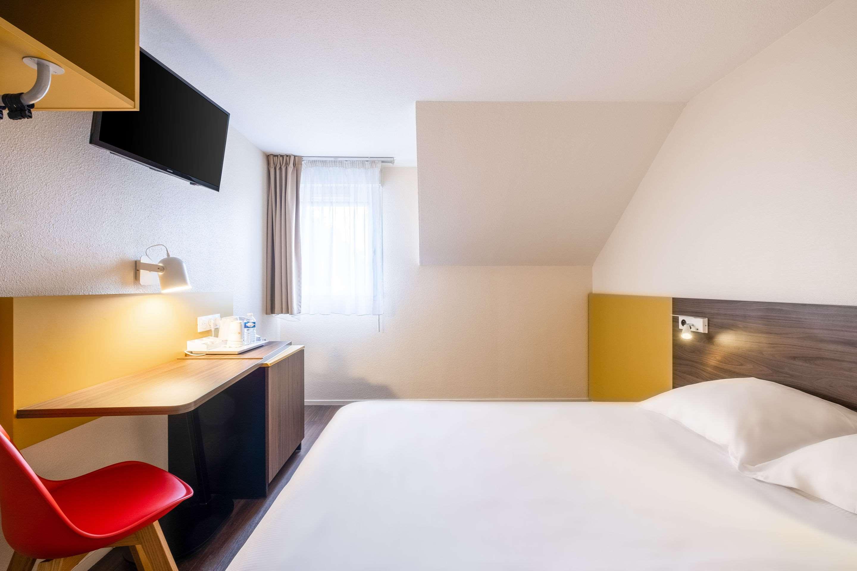 ROOM, QUEEN BED