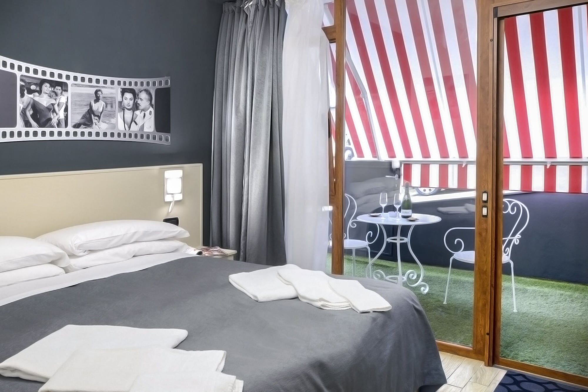 ROOM, DOUBLE BED