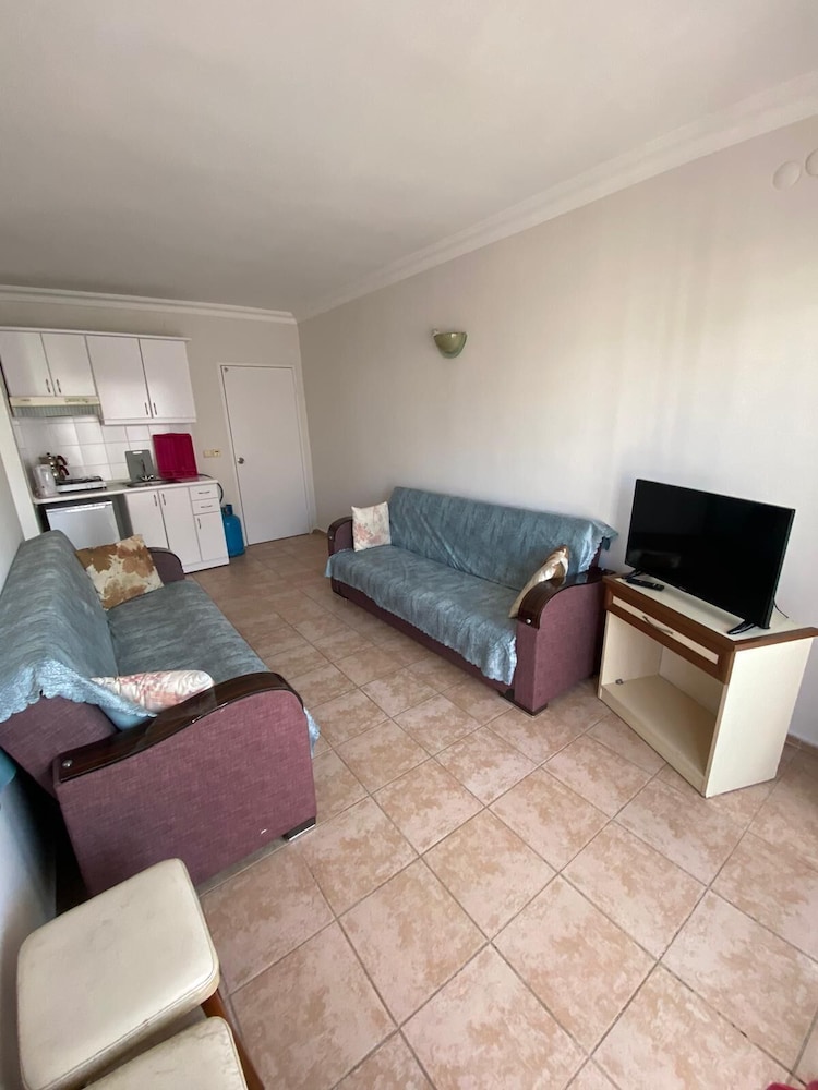 Basil's Apart Hotel 43/51
