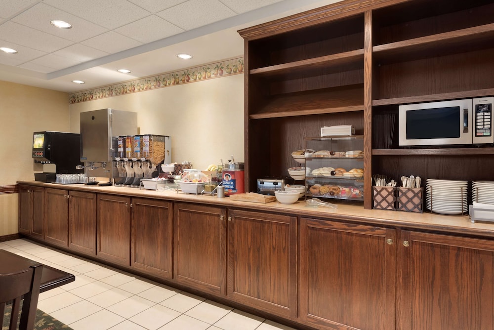 Country Inn and Suites by Radisson St Cloud East MN 28/34